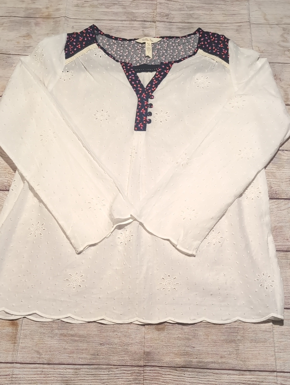 Matilda Jane Women's White Eyelet Snow Globe Floral Detail Tunic Top Size Small